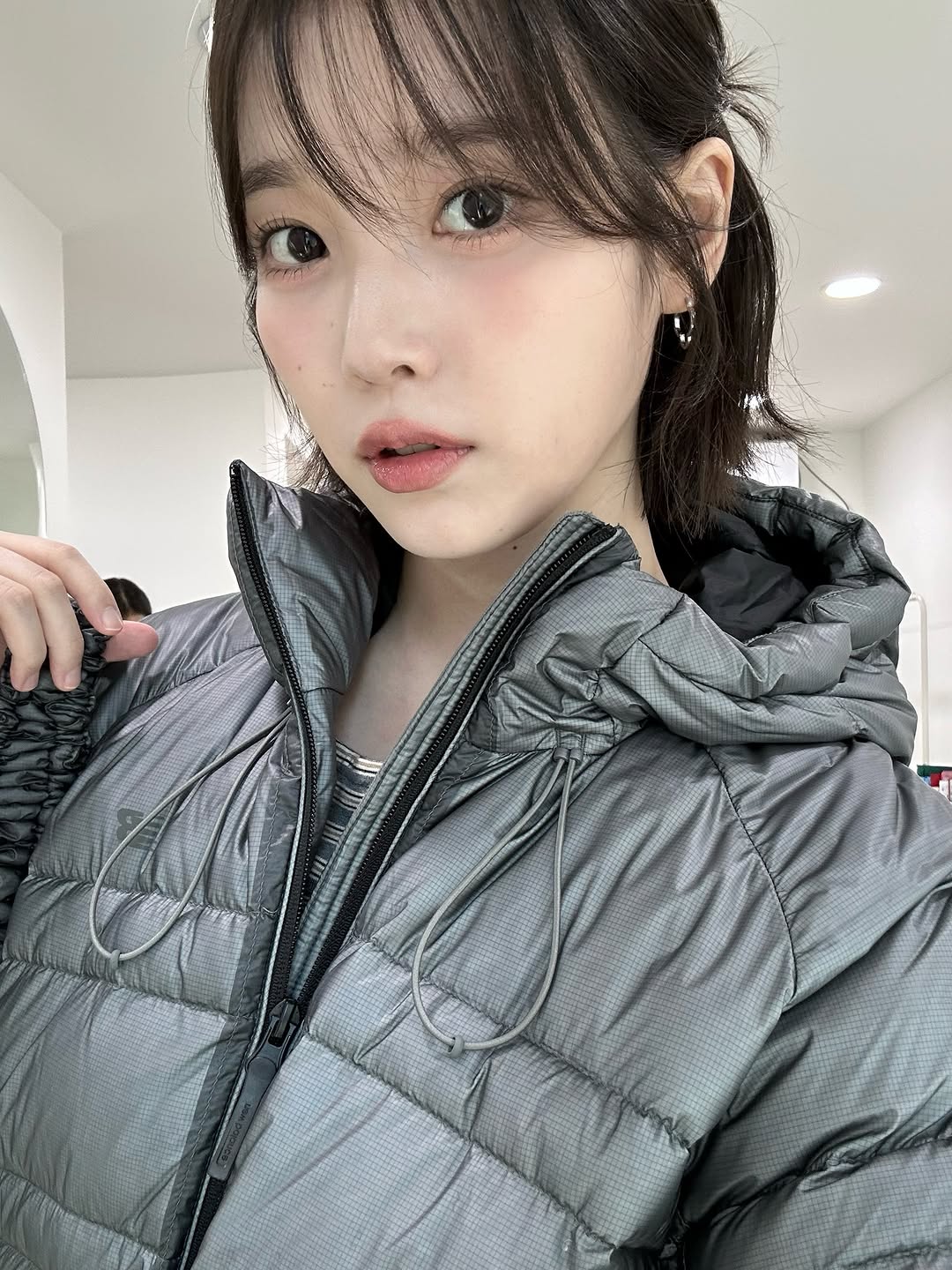 IU แชร์ลุค New Balance พร้อมข้อความ ‘신기해 넌 어느새 나의 Newbalance’
